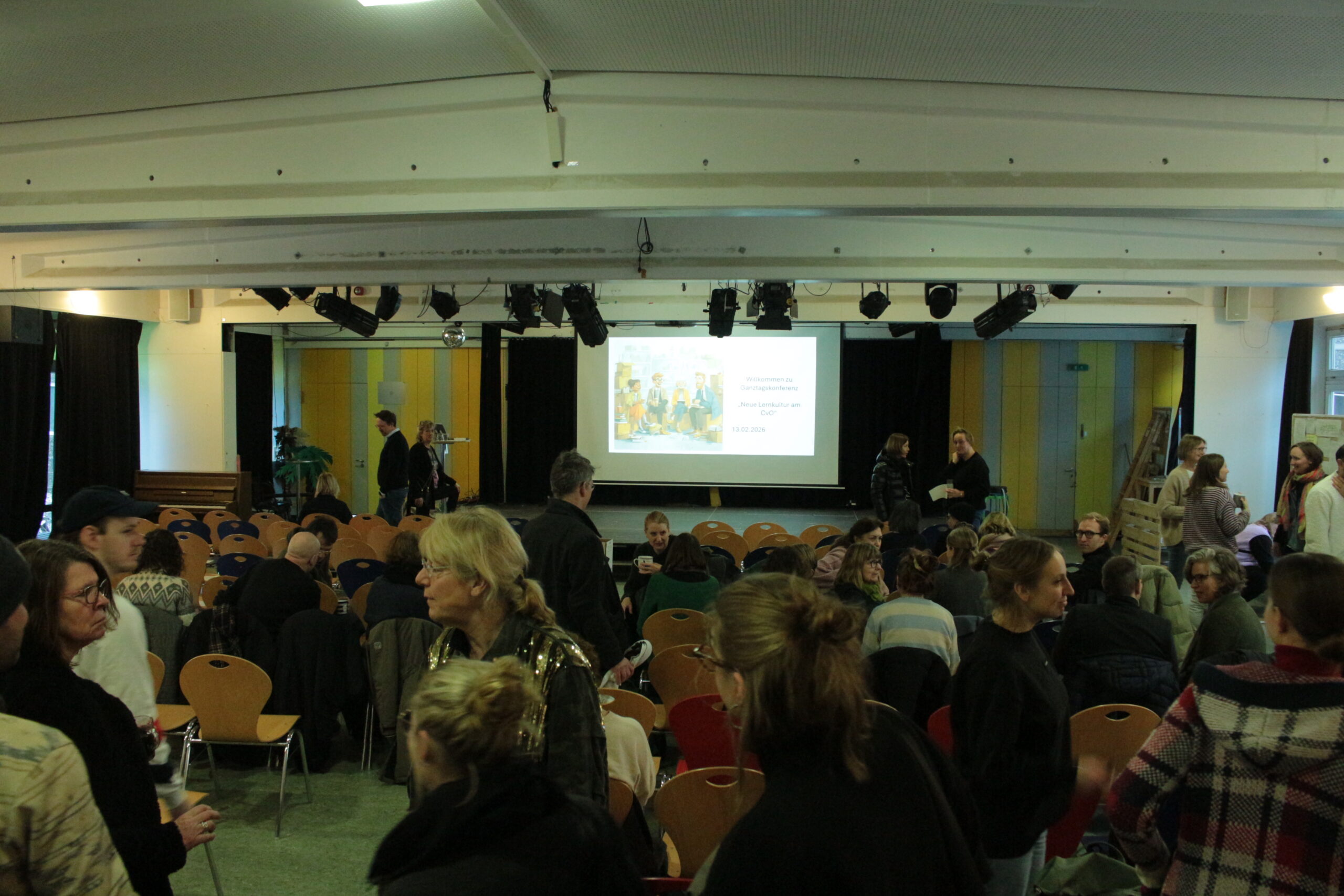 Letzte Konferenz in der Pausenhalle